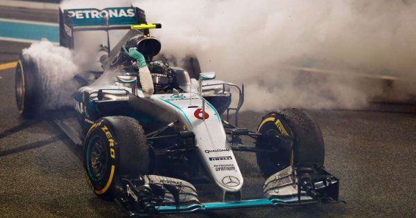Постиженията на Mercedes по време на втората хибридна ера на F1 са, честно казано, необикновени. Те засенчват дори представянето на Ferrari в онзи блиц от началото на века. Въпреки че може и да не е постигнал такова господство за един сезон, каквото има McLaren с MP4/4 през 1988 г., това е дълголетието на успеха, което наистина отличава „Сребърните стрели“ в историята на F1. Въпреки това, една кола стои толкова високо над конкуренцията, че заслужава място в този списък.
Въпросната кола е W07, тази, с която Нико Розберг спечели шампионската слава през 2016 г. Но като вземете предвид, че победеният човек, Люис Хамилтън, спечели десет състезания този сезон, докато Розберг приключи с девет, получавате представа колко добра е тази кола. Тогава това бяха най-многото победи, генерирани от една кола в рамките на сезон във F1 (19, най-много спечелени точки (765) и най-голям брой подиуми (33).
В основата на този продължителен успех на Mercedes беше невероятното разбиране на разпоредбите за 1,6-литров V6 двигател, като агрегатът PU106C, който задвижваше W07, беше класата. Подобно предимство в мощността позволи на Mercedes да експериментира с дизайна и освен че W07 беше най-бързият на правите отсечки, той беше толкова стабилен и в завоите. 
